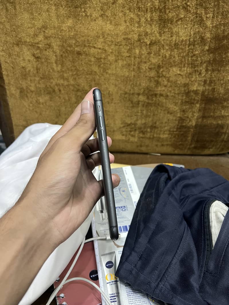 Apple iPhone 11 4