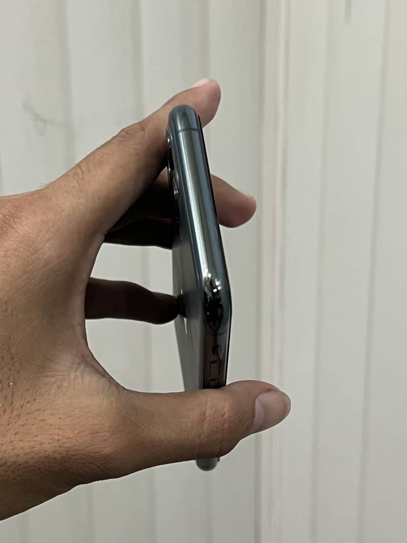 Apple iPhone 11 Pro 4