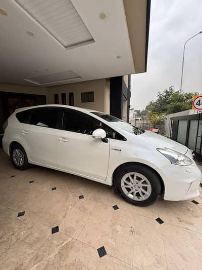 Toyota Prius Alpha 2014