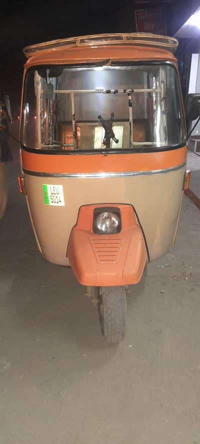 Auto siwa riksha creem colour bas battery ni hy