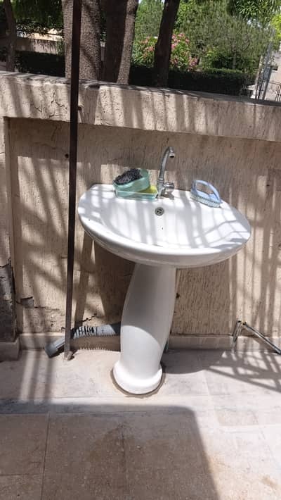 Washbasin with tap.