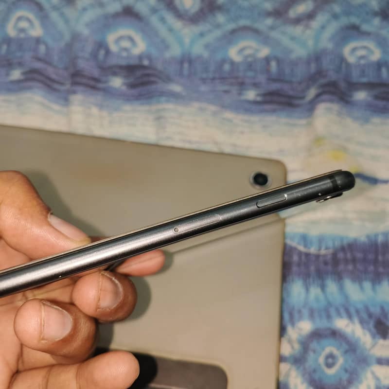 Apple iPhone 8 5