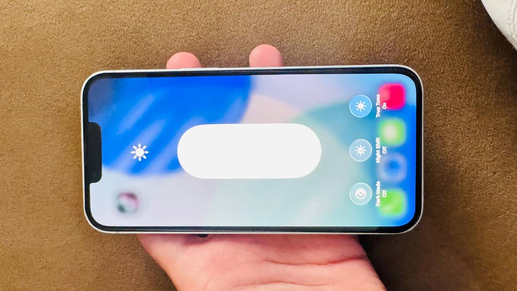 Apple iPhone 16e 1