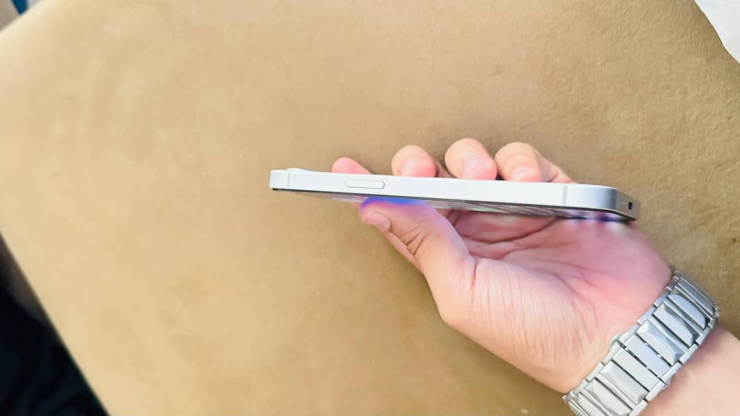 Apple iPhone 16e 4