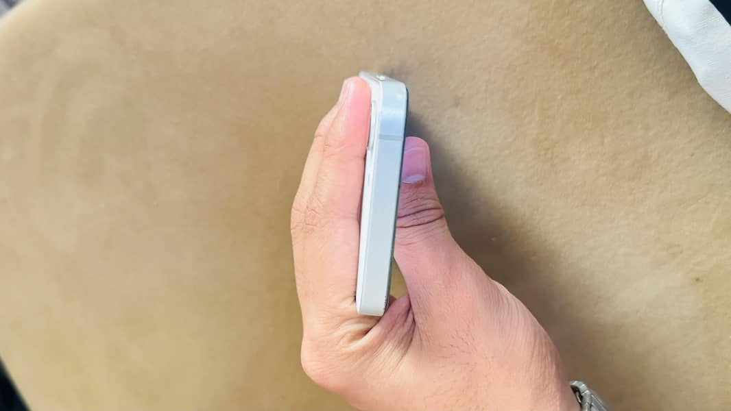 Apple iPhone 16e 6