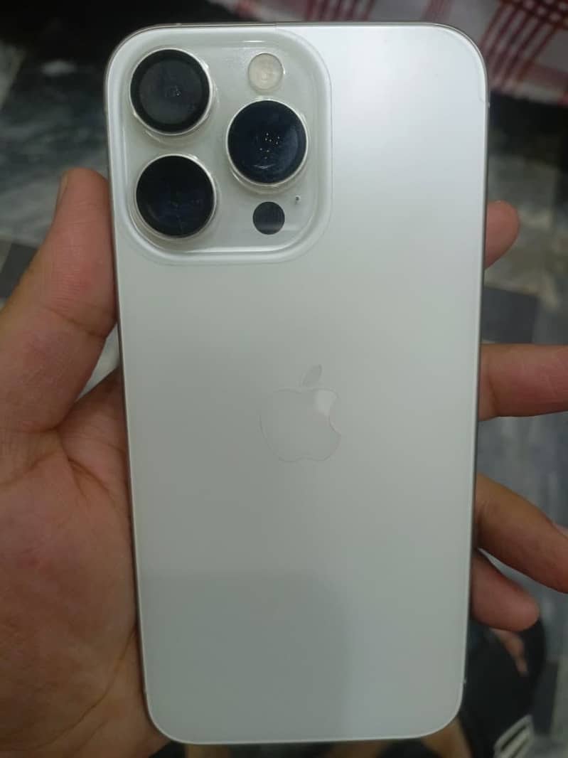 iPhone 15 Pro Max 4