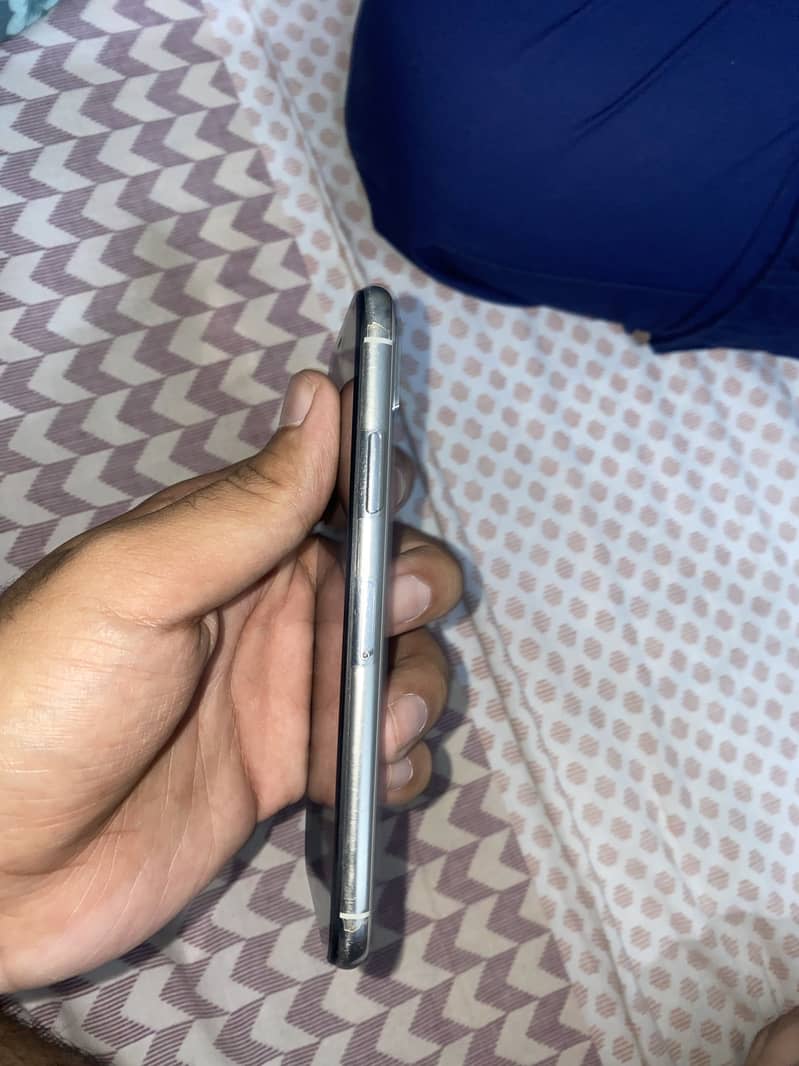 Apple iPhone X 3