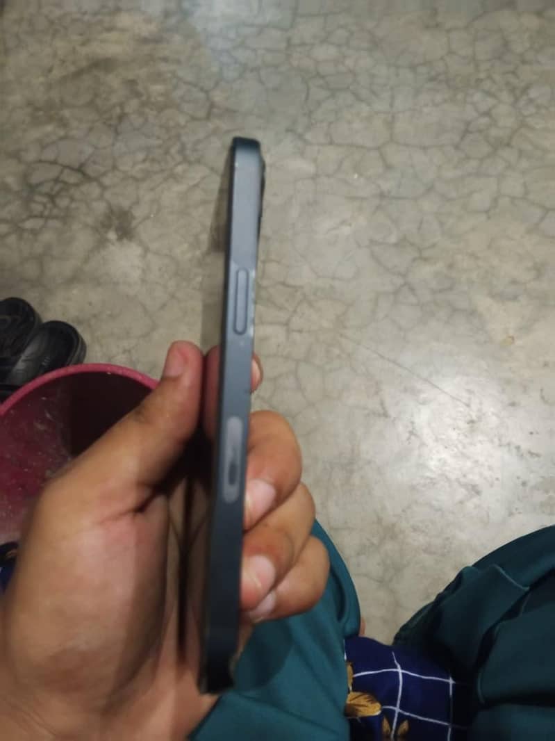 Apple iPhone 13 4