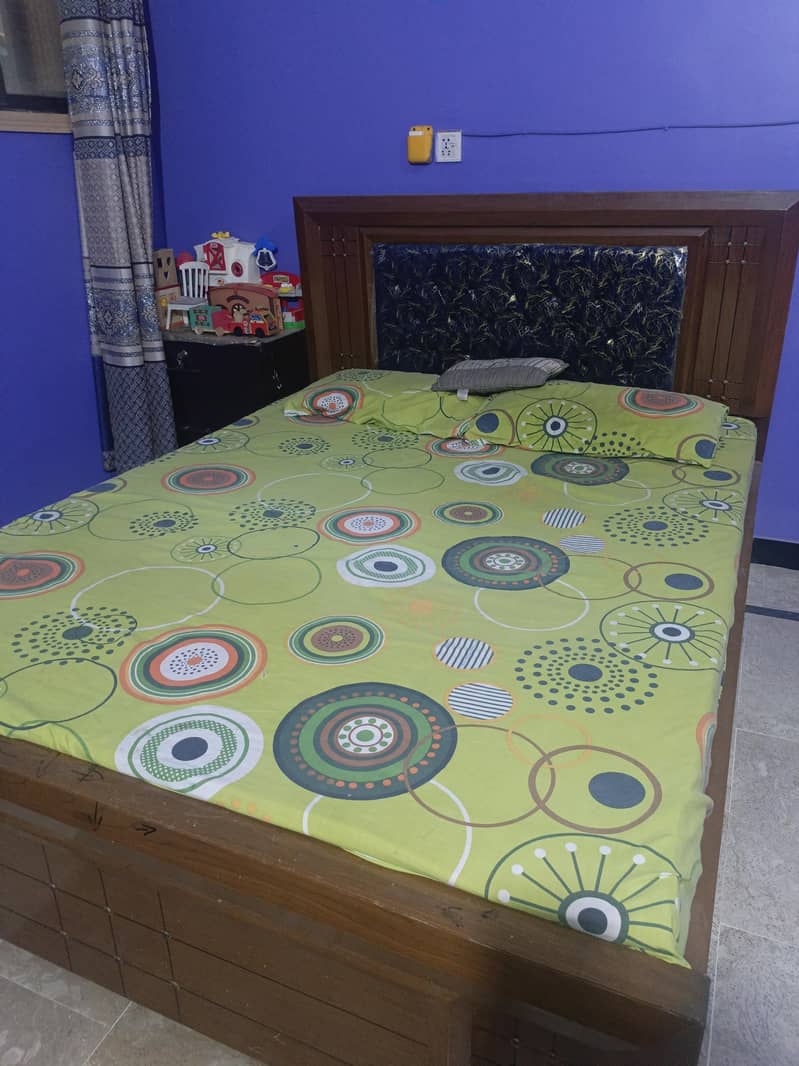 queen size bed 1