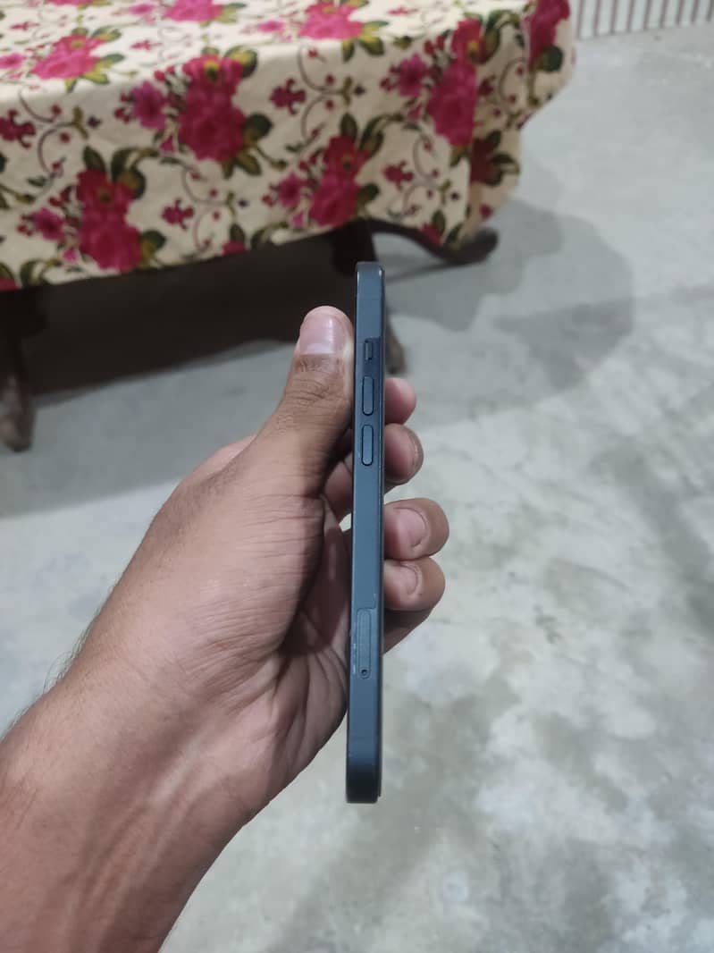 Apple iPhone 13 5