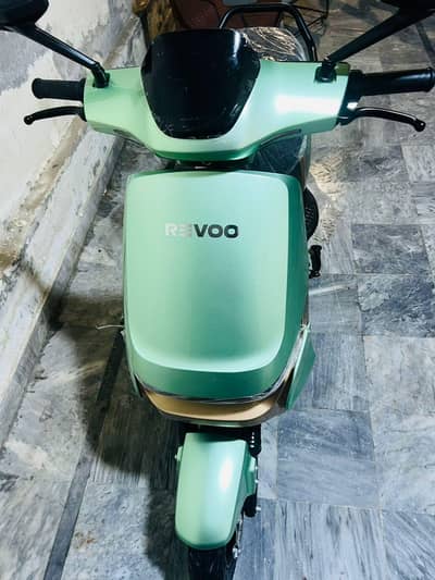 Revo a11 lithume 2026 only 1 day use electric scoty