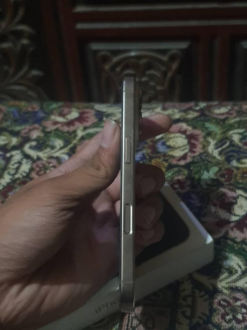 Apple iPhone 16 Pro 3