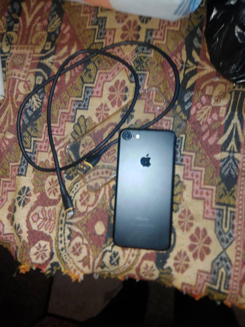 Apple iPhone 7 0