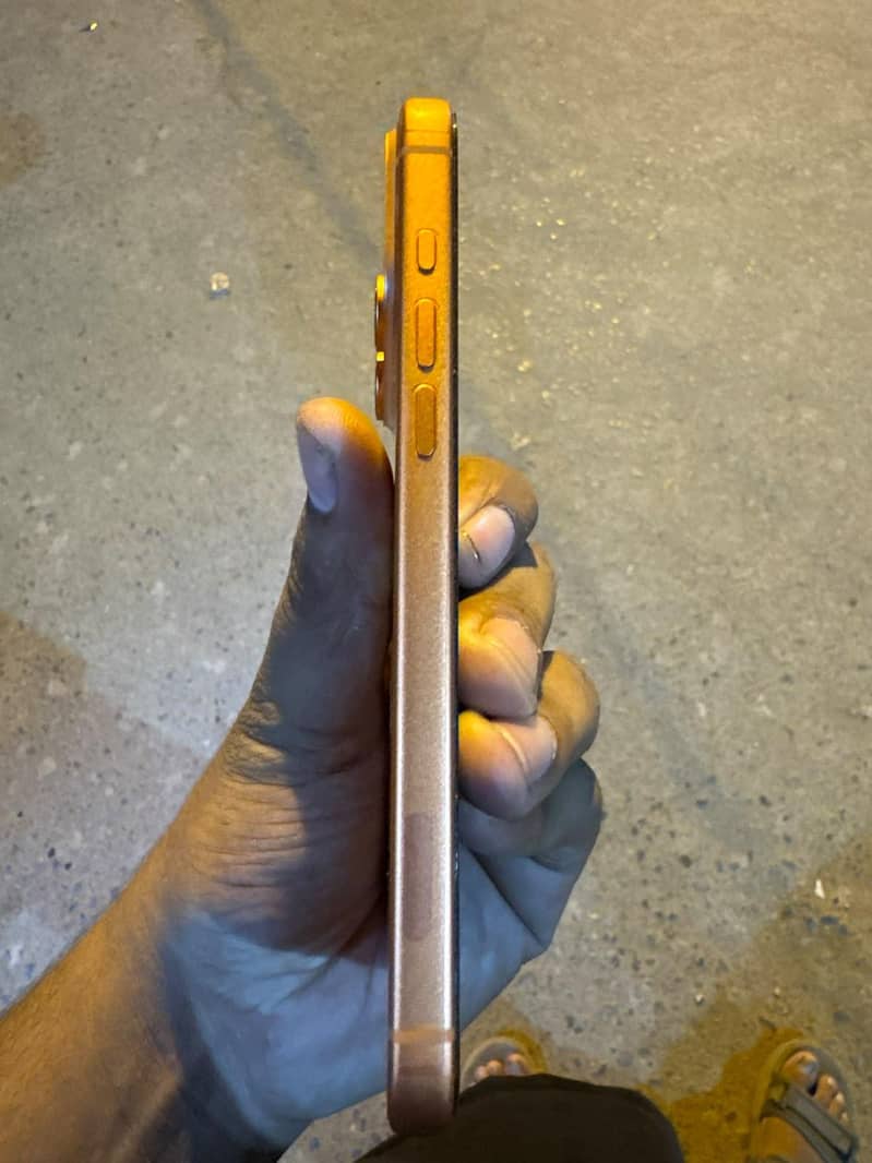 Apple iPhone 17 Pro Max 4