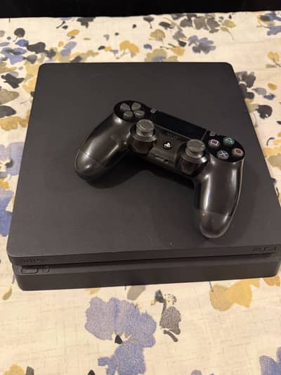 PS4 FOR SALE, ONE CONTROLLER, ONE GAME, CHECK DESCRIPTION