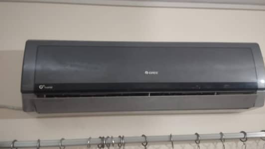 Gree 1.5 Ton one hand used inverter AC.