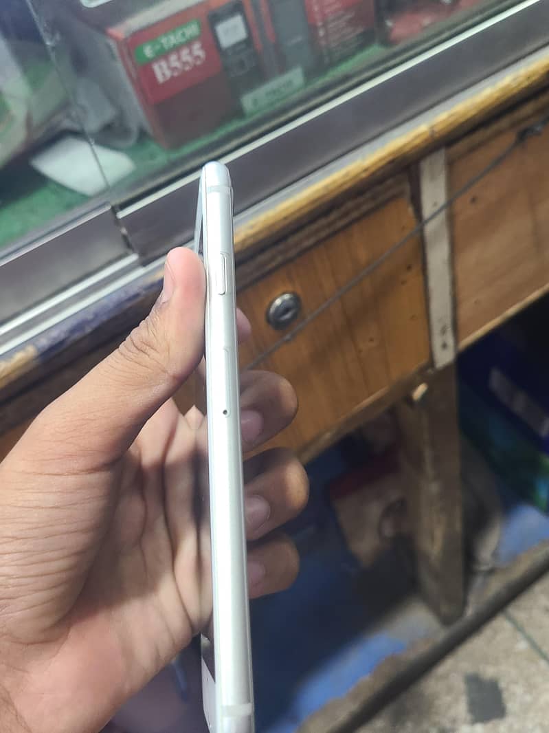 Apple iPhone 7 3
