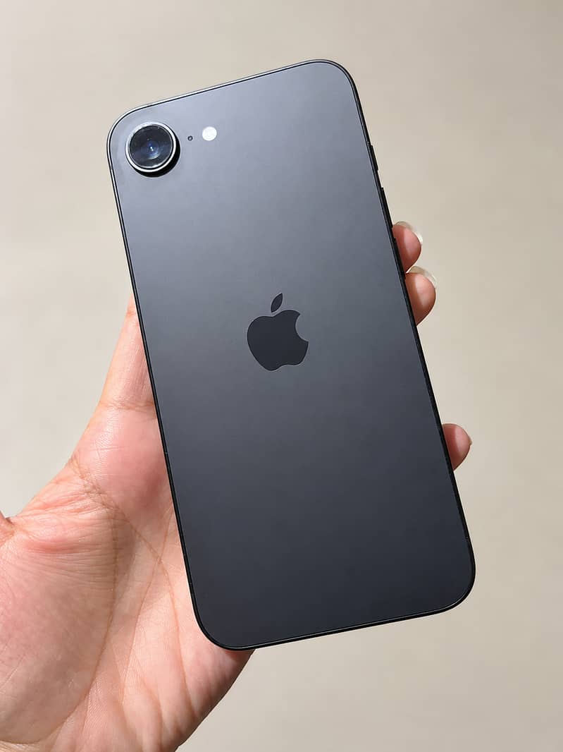 Apple iPhone 16e 0