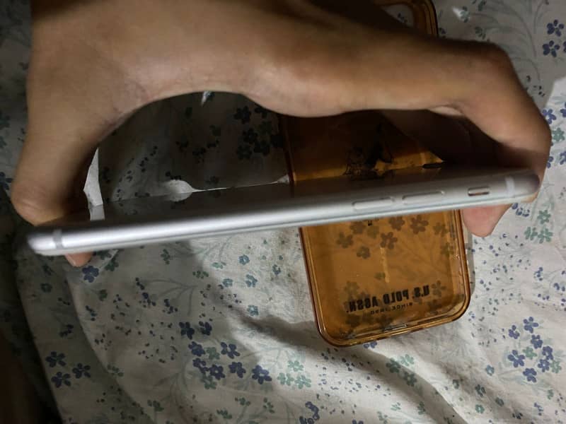Apple iPhone 8 3