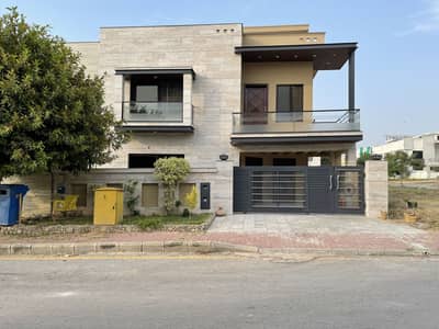 10 Marla Modren Almost Brand New House With Gas Installed At A Very Reasonable Price