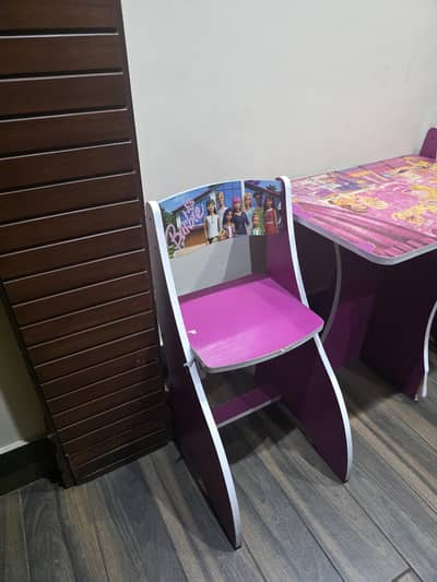 kids table with 2 chairs