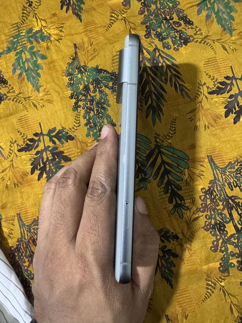 Google Pixel 8 4