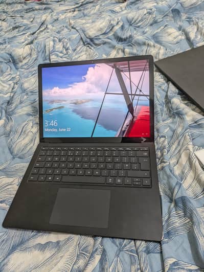 Microsoft Surface Laptop • Core i5 10th Gen  8GB Lpddr4 256GB Nvme SSD