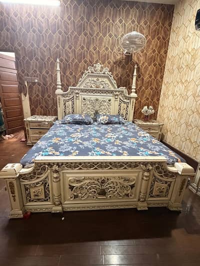 fine bed set dressing table 7/10 w/out materess