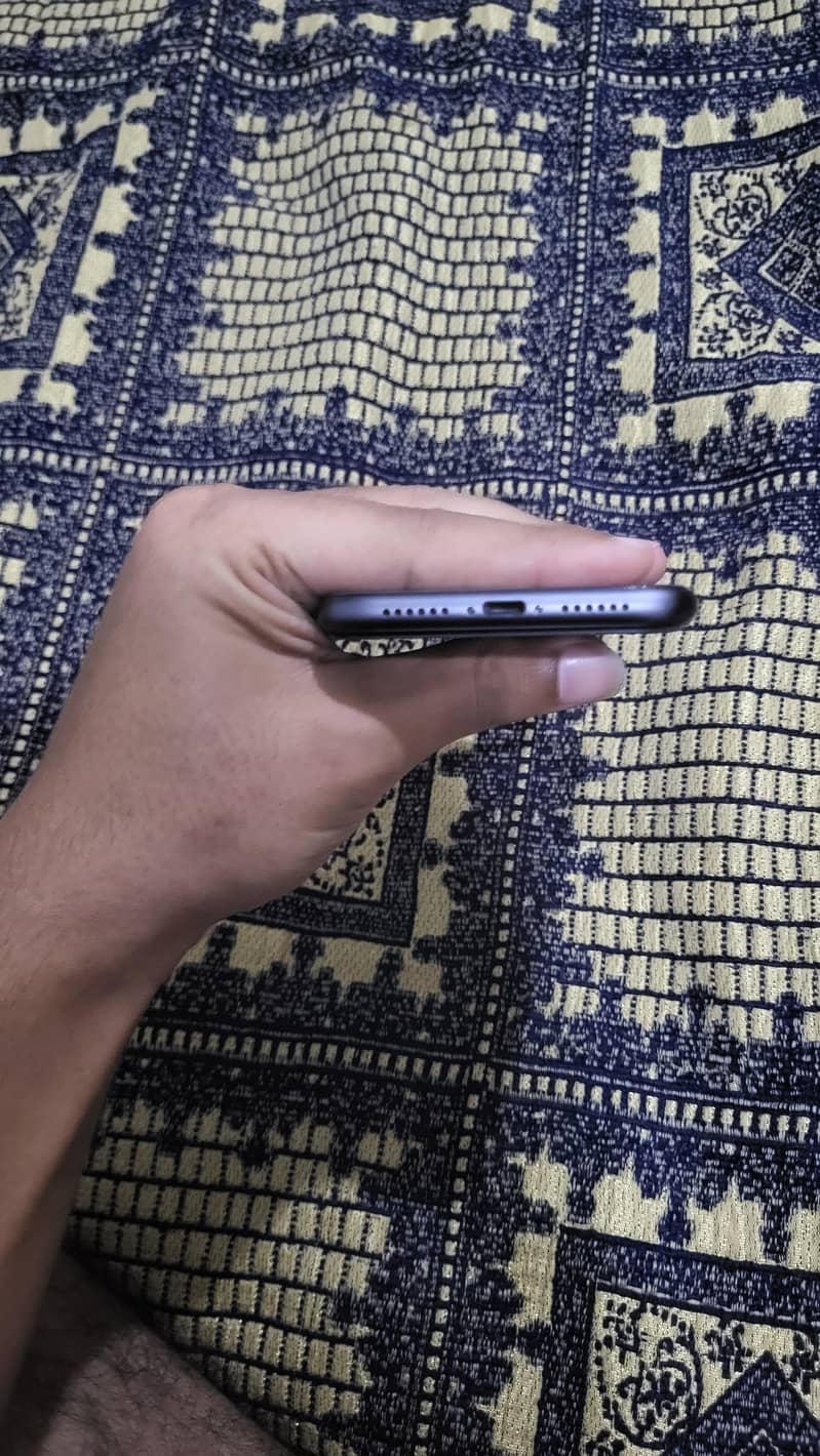 Apple iPhone 11 4