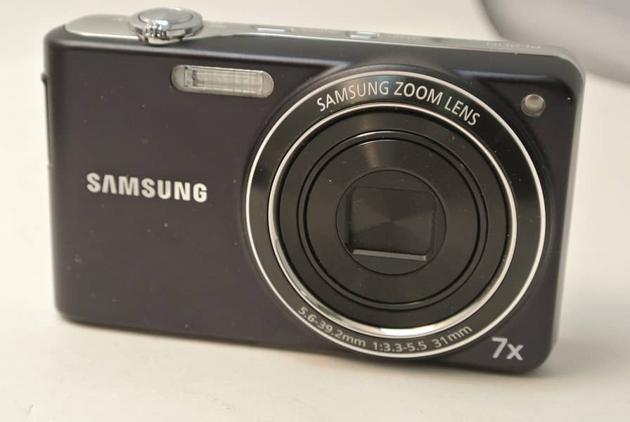 Samsung 14.2 Mega Pixels digital camera 0