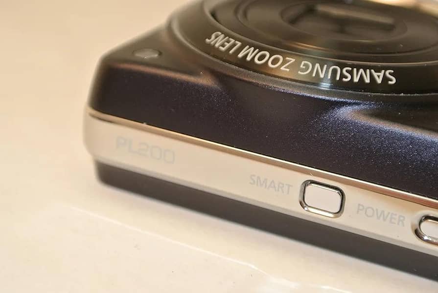 Samsung 14.2 Mega Pixels digital camera 1