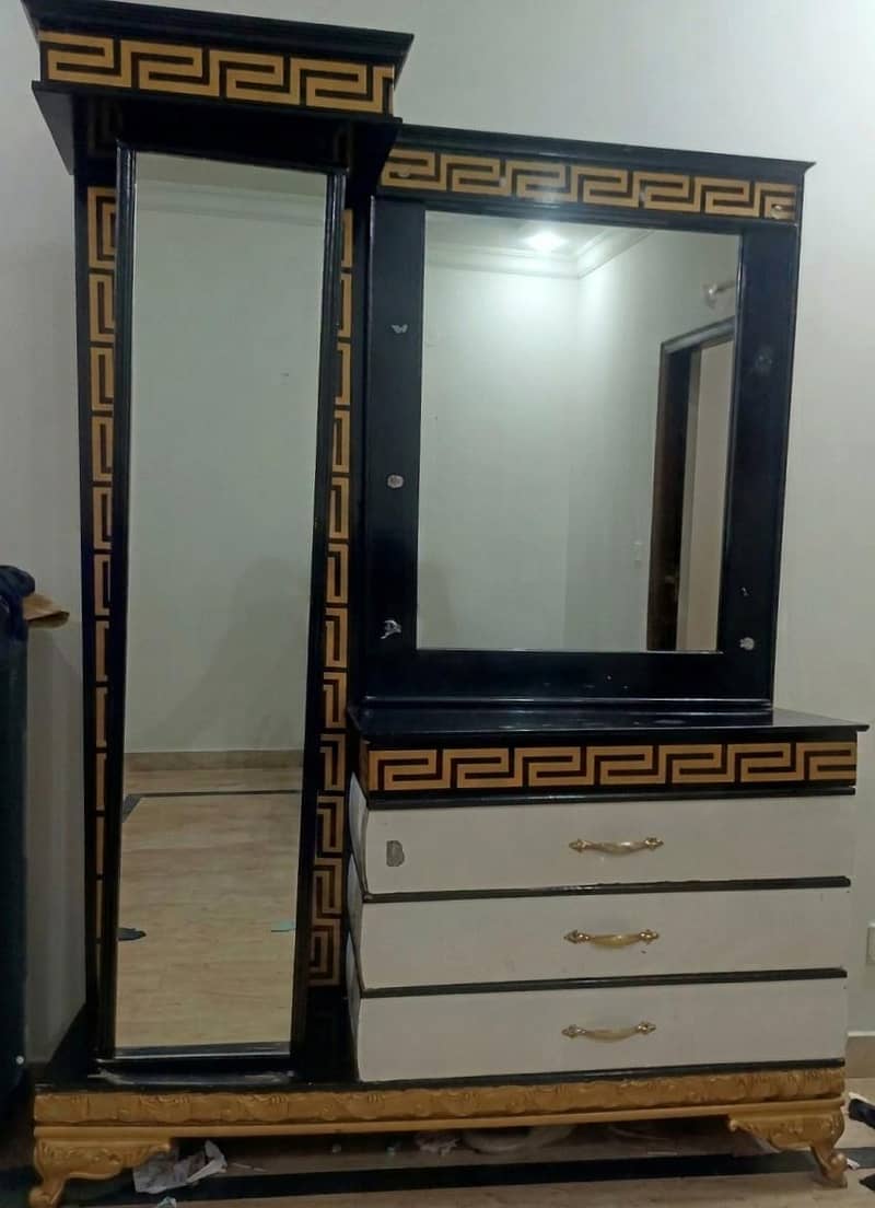 Dressing table with attached side rack 0