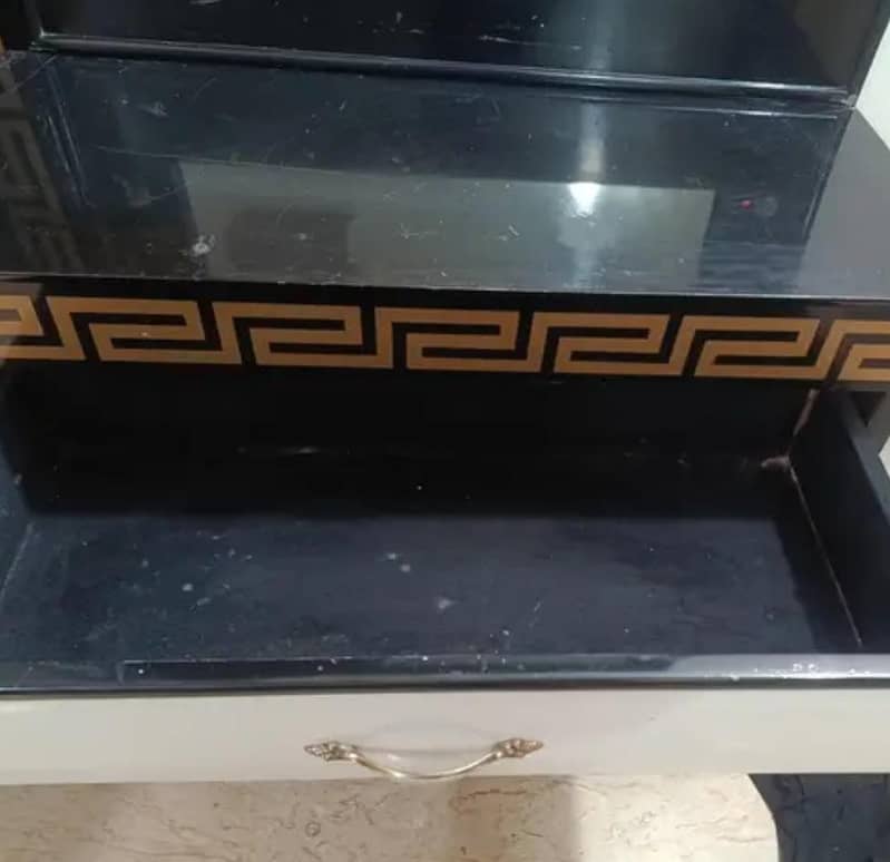 Dressing table with attached side rack 2