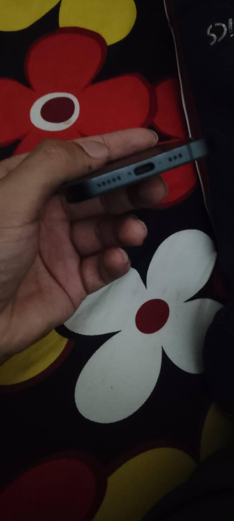 Apple iPhone 16e 3