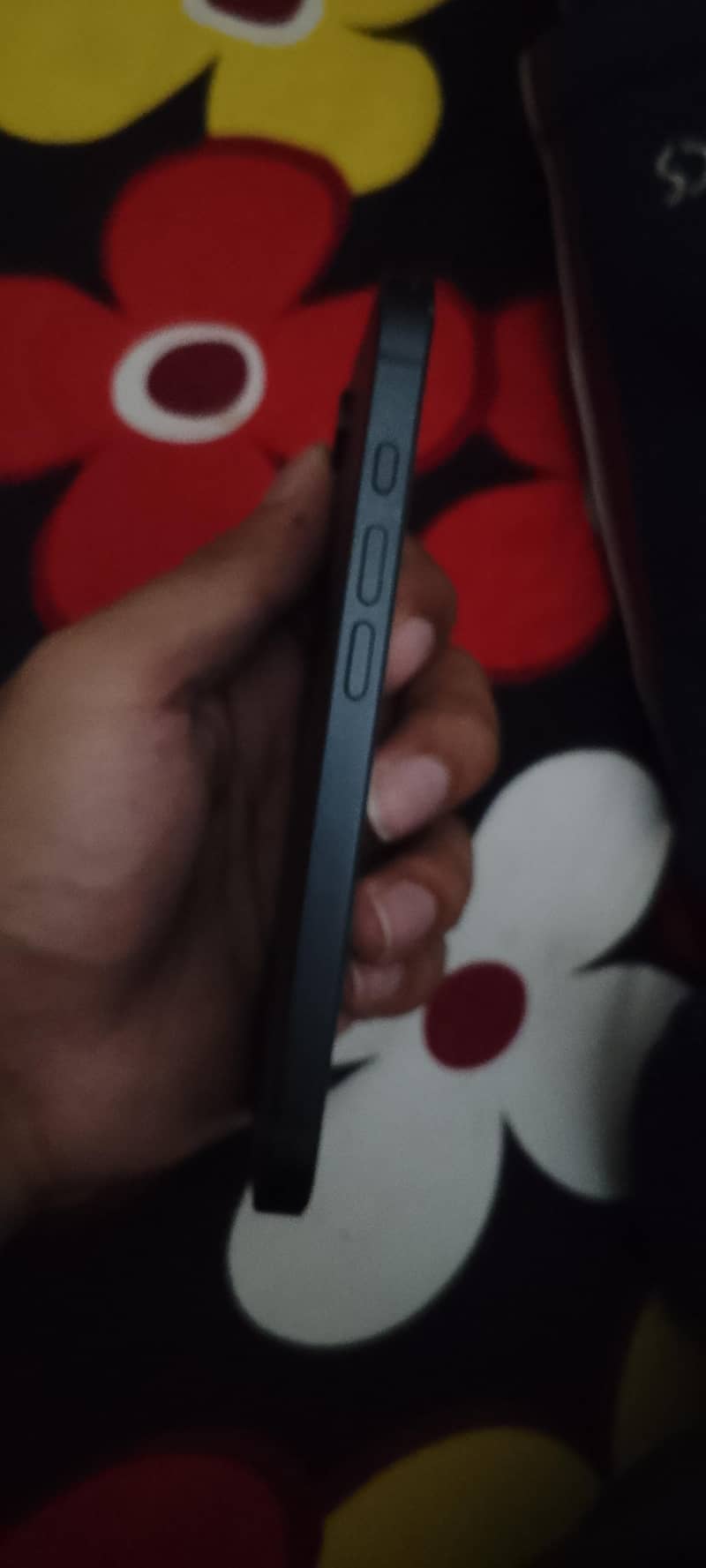 Apple iPhone 16e 4