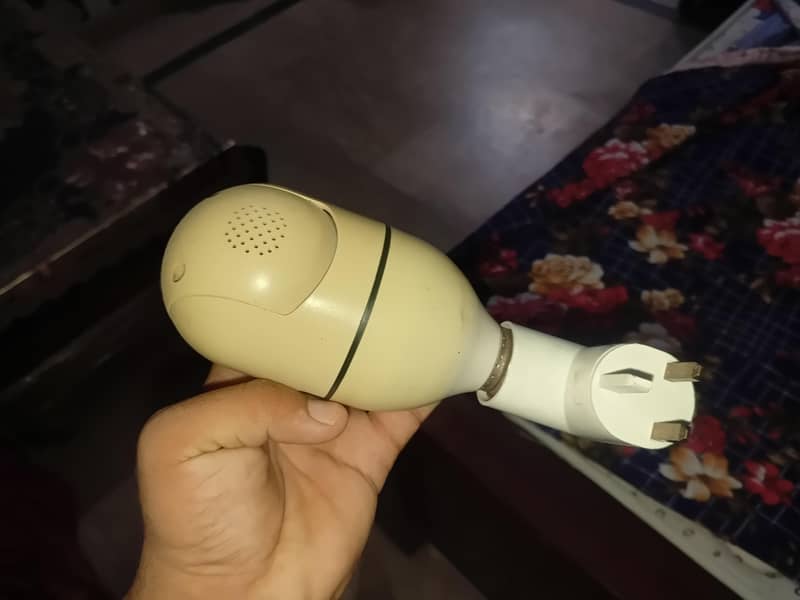 السلام علیکم۔  یہ ہولڈر کیمرہ ہے اپنے کمرے جا کسی اوپر چھت والی جگہ پہ 1