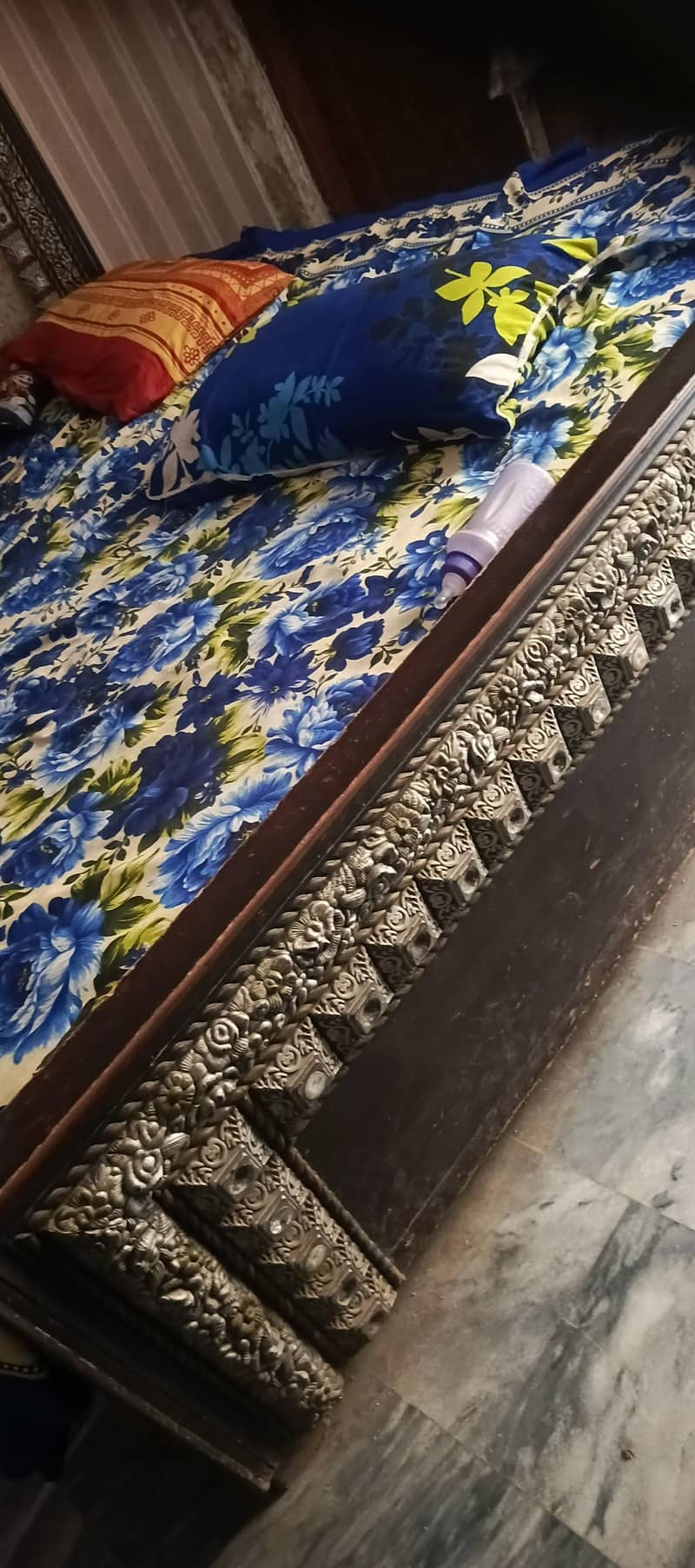 bed and darsing table 0