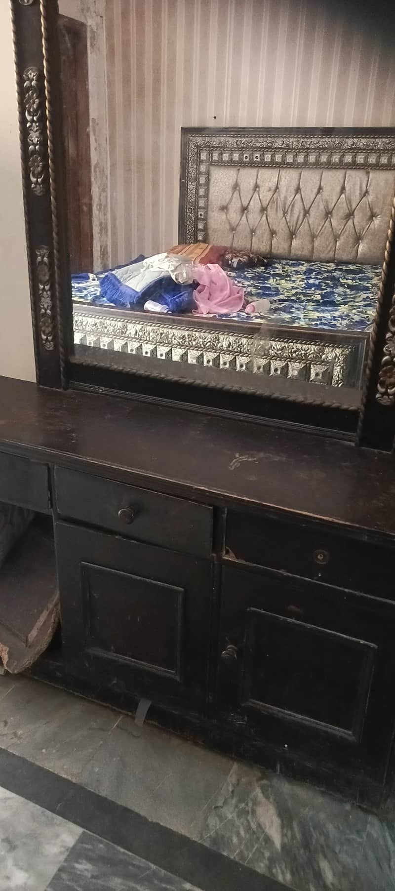 bed and darsing table 2