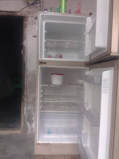 frige  median size 10 9. condition gais 100 ok cooling
