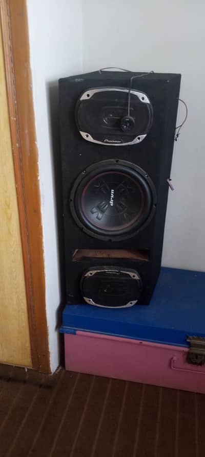 basetube with speakers and amplifier