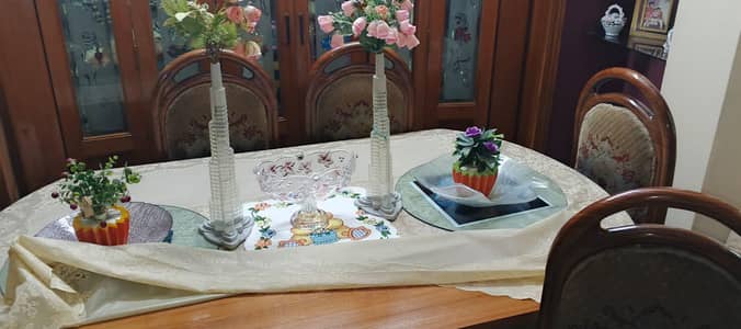 سکس چیئر اینڈ ون ٹیبل صاف ستھرے کنڈیشن میں
