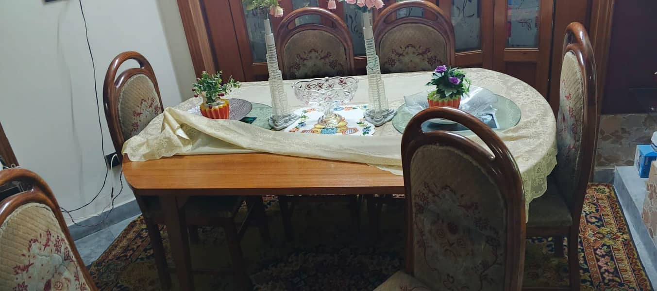 سکس چیئر اینڈ ون ٹیبل صاف ستھرے کنڈیشن میں 1