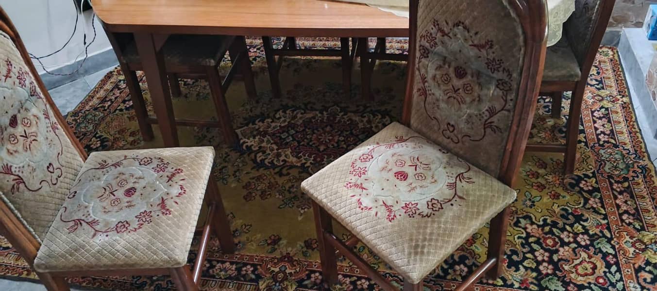 سکس چیئر اینڈ ون ٹیبل صاف ستھرے کنڈیشن میں 2