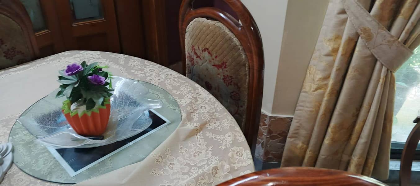 سکس چیئر اینڈ ون ٹیبل صاف ستھرے کنڈیشن میں 3