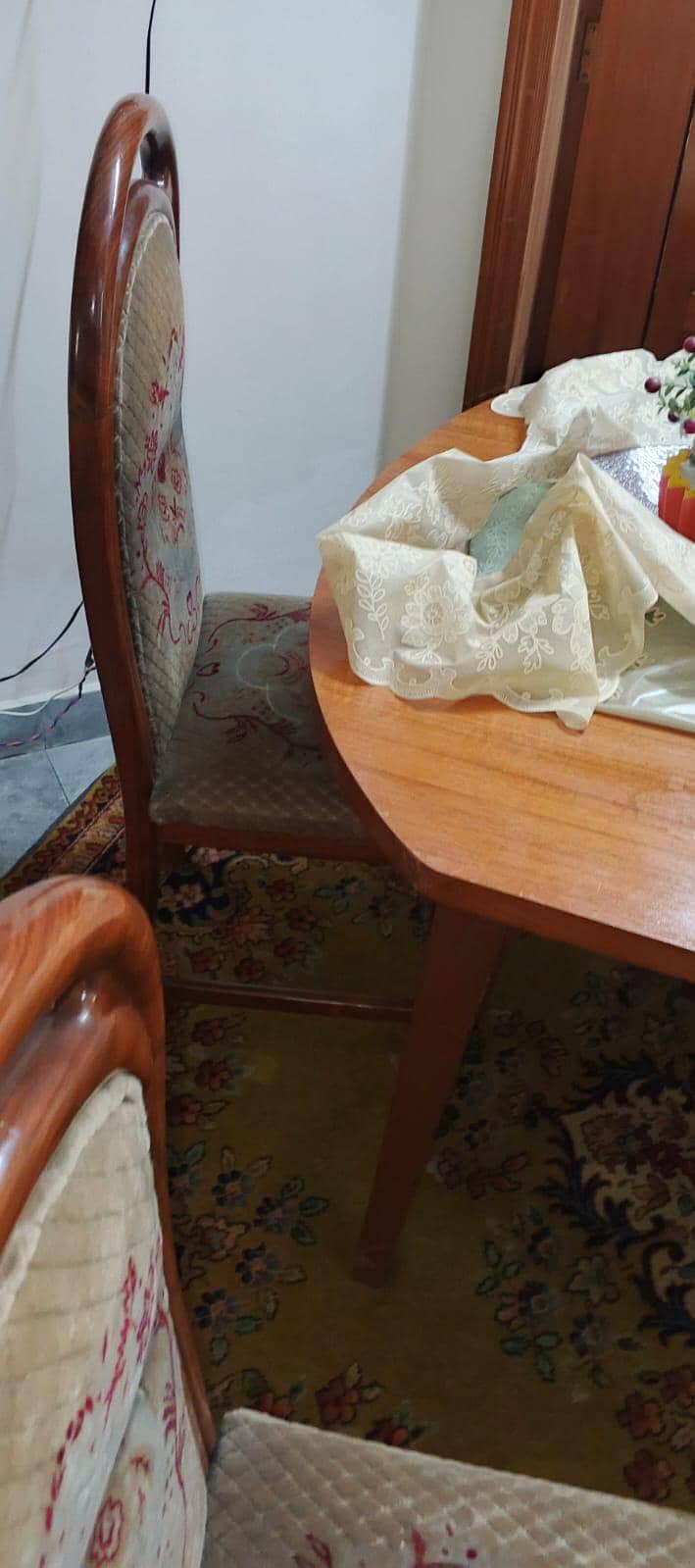 سکس چیئر اینڈ ون ٹیبل صاف ستھرے کنڈیشن میں 4