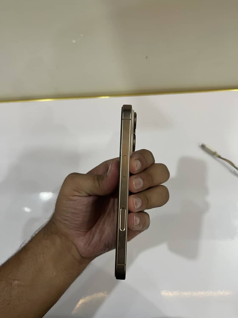 Apple iPhone 16 Pro 1