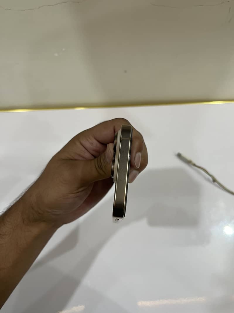 Apple iPhone 16 Pro 2