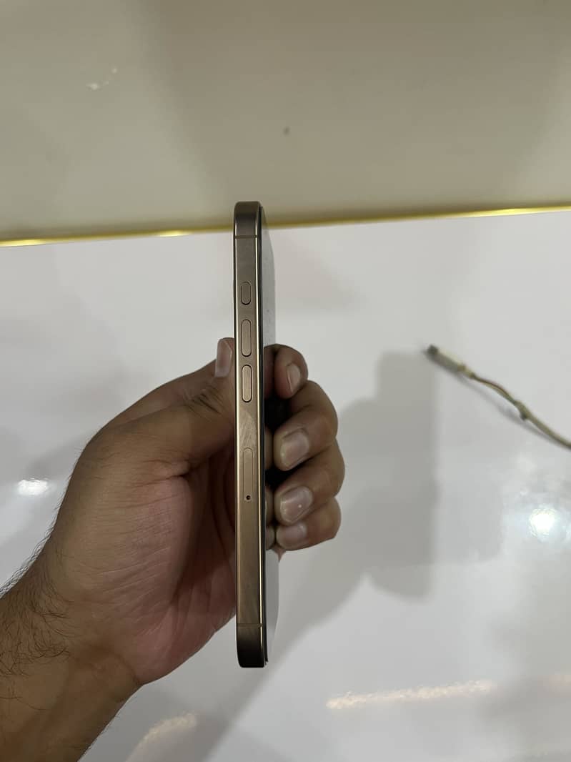 Apple iPhone 16 Pro 3