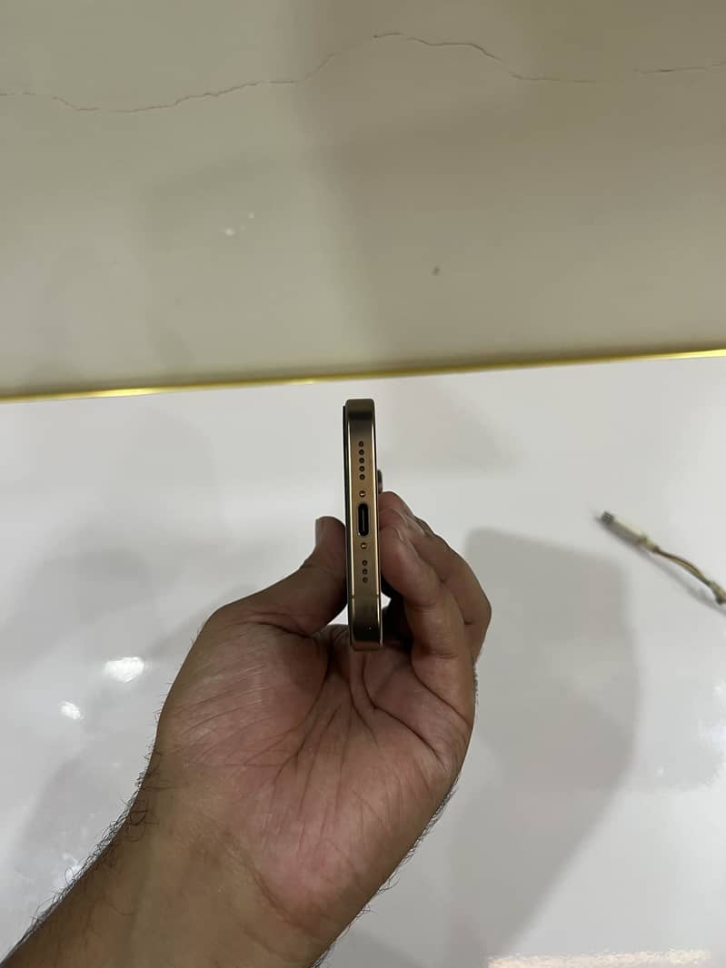 Apple iPhone 16 Pro 4