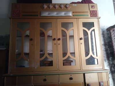 showcase for sale in good condition 4 doors and 4 cabbin and 2 draz